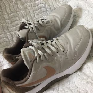 Nike Women's MD Runner 2 Low Shoes